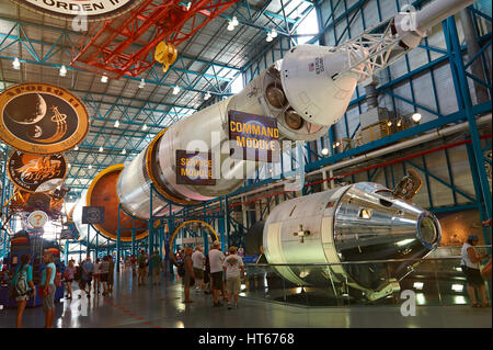 Orlando, USA - 2. August 2012: Die Menschen gehen in Nasa Center Museum. Raketen für Mondprogramm in Florida historisches museum Stockfoto