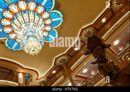 Orlando, USA - 24. August 2014: Haupthalle in Disney Kreuzfahrtschiff. Atrium mit Donald Duck Statue und bunte Kronleuchter Stockfoto