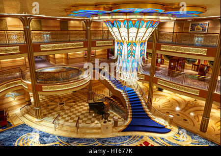 Orlando, USA - 24. August 2014: Haupt-Lobby in Disney Kreuzfahrtschiff. Leere Treppe auf Disney Dream Kreuzfahrtschiff Stockfoto