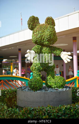 Orlando, USA - 30. August 2012: Mickey mouse Rasen Statue in Disney World Park am sonnigen Tag Stockfoto