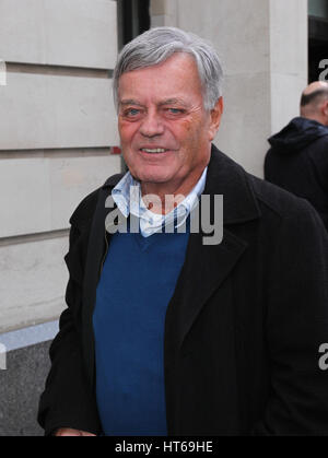 Disc-Jockey Tony Blackburn gesehen in den BBC Radio 2 Studios in London, UK, 4. März 2017 Stockfoto