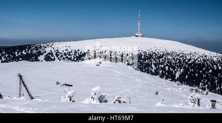 Skilift Skigebiet praded, petrovy kameny Felsformation und praded Hill im Winter Gesenke in der Tschechischen Republik bei klarem Himmel Stockfoto