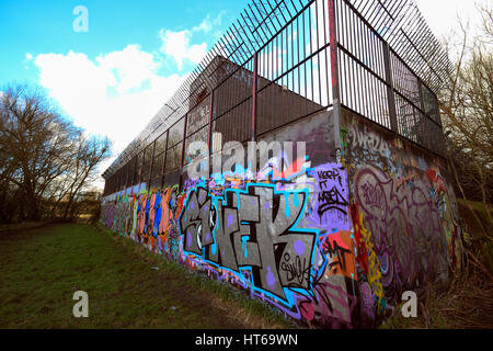 Bunte Graffiti an der Wand, Kläranlagen, Bau, Chorlton Ees, Manchester, UK Stockfoto