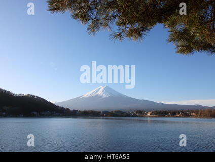 Mount Fuji oder Fujisan, von Kawaguchi-See am Morgen gesehen. Stockfoto