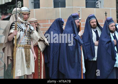 Reenactment der Sanhedrin Mitglieder und römischen Legionär, während das Straßentheater Geheimnis der Passion. Stockfoto