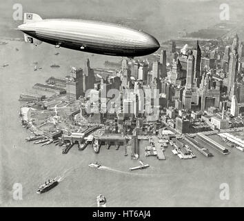 LZ 129 Hindenburg Zepplin Registrierungsnummer D-LZ 129 Luftschiff über Manhattan Island, New York City September 1936. Das Woolworth building (1913) kann unterhalb der Mitte des Luftschiffs gesehen werden und die Bank von Manhattan Trust Building (1930) scheint vor allem Turm auf der rechten Seite. Stockfoto