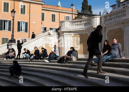 Die Leute saßen auf der Spanischen Treppe in Rom Stockfoto