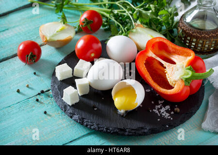 Frische Bio-Zutaten für die Zubereitung von Ei Omelett gefüllt mit Tomaten und Käse Sulguni. Konzept einer gesunden Ernährung oder Detox Diät Stockfoto