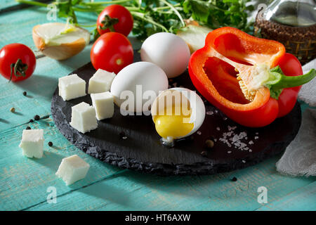 Frische Bio-Zutaten für die Zubereitung von Ei Omelett gefüllt mit Tomaten und Käse Sulguni. Konzept einer gesunden Ernährung oder Detox Diät Stockfoto