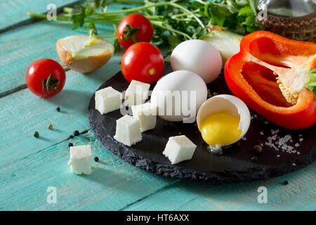 Frische Bio-Zutaten für die Zubereitung von Ei Omelett gefüllt mit Tomaten und Käse Sulguni. Konzept einer gesunden Ernährung oder Detox Diät Stockfoto