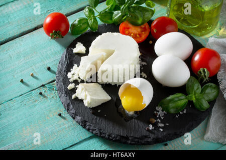 Frische Bio-Zutaten für die Zubereitung von Ei Omelett gefüllt mit Tomaten und Käse Sulguni. Konzept einer gesunden Ernährung oder Detox Diät Stockfoto