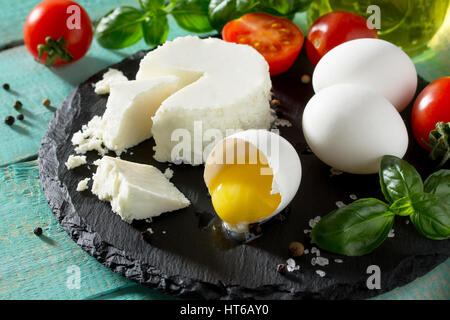 Frische Bio-Zutaten für die Zubereitung von Ei Omelett gefüllt mit Tomaten und Käse Sulguni. Konzept einer gesunden Ernährung oder Detox Diät Stockfoto