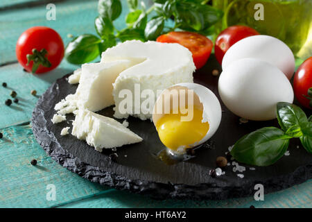 Frische Bio-Zutaten für die Zubereitung von Ei Omelett gefüllt mit Tomaten und Käse Sulguni. Konzept einer gesunden Ernährung oder Detox Diät Stockfoto