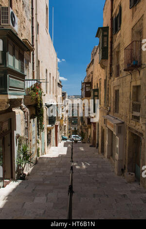 Schritte auf einer schmalen Straße in Valletta, Malta Stockfoto