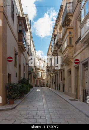 Eine leere Gasse in Birgu, Malta Stockfoto