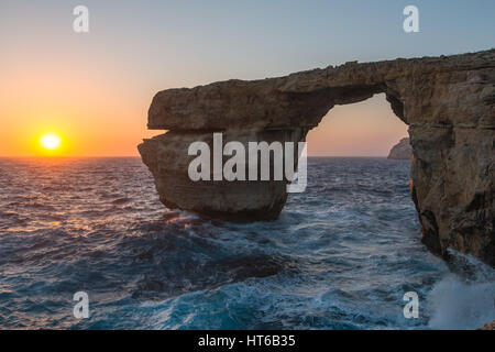 Das Azure Window mit Wellen bei Sonnenuntergang auf Gozo, Malta Stockfoto