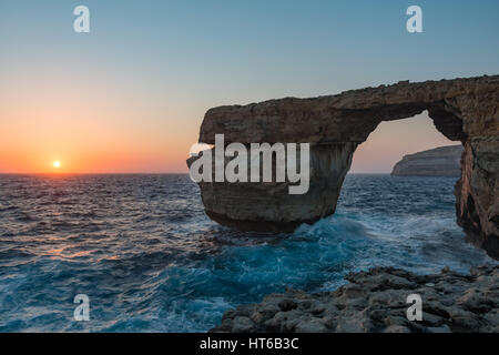 Das Azure Window mit Wellen bei Sonnenuntergang auf Gozo, Malta Stockfoto