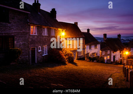 Gold Hill ist eine steile Straße mit Kopfsteinpflaster in der Altstadt von Shaftesbury in der englischen Grafschaft Dorset Stockfoto