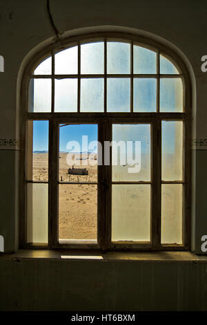 Blick durch ein Fenster in das Krankenhaus in Kolmanskop Stockfoto