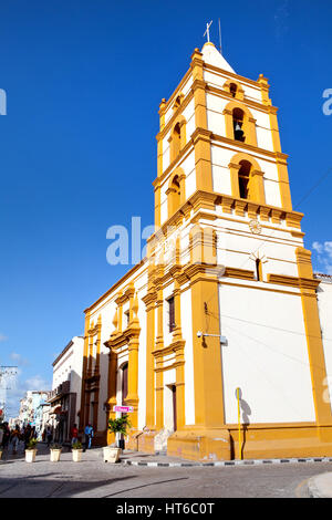 Camagüey, Kuba - 19. Dezember 2016: The Soledad Kirche in Camaguey. Einige Menschen gehen auf der Straße vor der Kirche Stockfoto