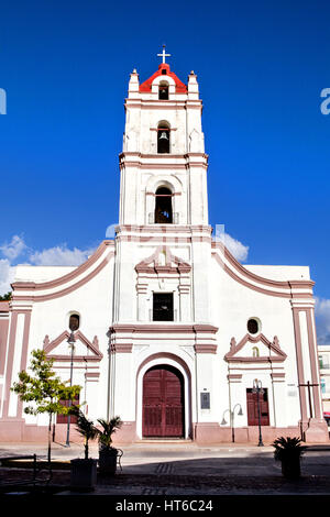 Camagüey, Kuba - 19. Dezember 2016: Menschen gehen auf die Fußgänger Straße Maceo in Richtung Soledad Kirche in Camaguey Stockfoto