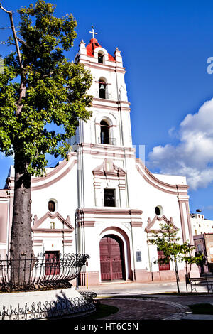 Camagüey, Kuba - 19. Dezember 2016: Menschen gehen auf die Fußgänger Straße Maceo in Richtung Soledad Kirche in Camaguey Stockfoto