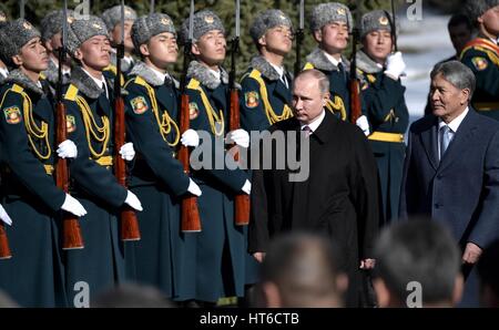 Kirgisistan Präsident Almazbek Atambayev begleitet der russische Präsident Vladimir Putin während der Ankunft Zeremonie 28. Februar 2017 in Bischkek, Kirgisistan. Stockfoto