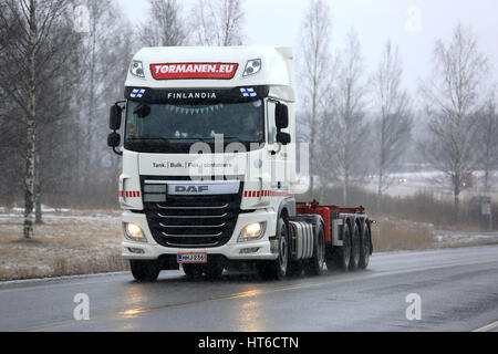 SALO, Finnland - 4. März 2017: Weiß DAF XF von Tormanen bewegt sich entlang der Straße im Süden von Finnland bei starkem Schneefall. Stockfoto