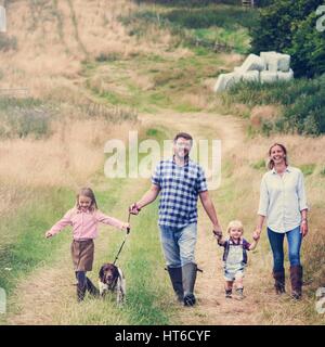 Familie gehen Hund Zweisamkeit Natur Konzept Stockfoto