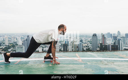 Mann Übung Workout auf dem Dach Konzept Stockfoto