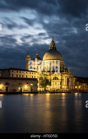 Sonnenuntergang lange Exposre über Canal, Basilica di Santa Maria della Salute in Venedig, Italien mit dramatischen Himmel und schöne Beleuchtung Stockfoto