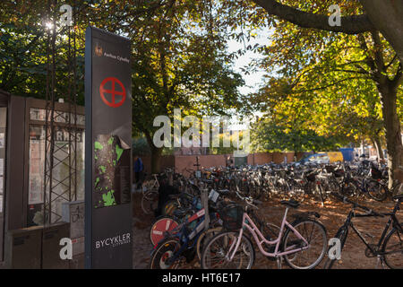 Fahrrad Ständer und Infotafel im Stadt Zentrum von Århus, Europäische Kulturstadt Europas 2017, Nord-Jütland, Dänemark, Skandinavien, Stockfoto