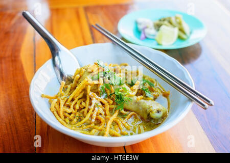Eiernudeln in Chicken Curry (Kao Soi Kai) lokale Küche Norden von Thailand. Stockfoto