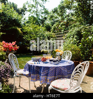 Tisch und Stühle auf der Terrasse. Stockfoto