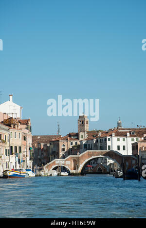 Blick auf die Ponte dei Tre Archi Venedig Italien ab Mitte des Canal Grande Stockfoto