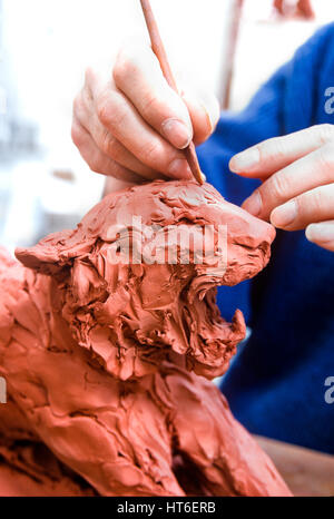 Tonskulptur einer Löwin. Stockfoto