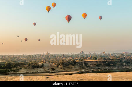 Übersicht von Bagan, Myanmar Tempel und Pagoden bei Sonnenaufgang von und mit Heißluft-Ballon (s) Stockfoto