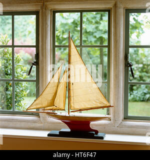 Modell Segelboot auf Fensterbank. Stockfoto