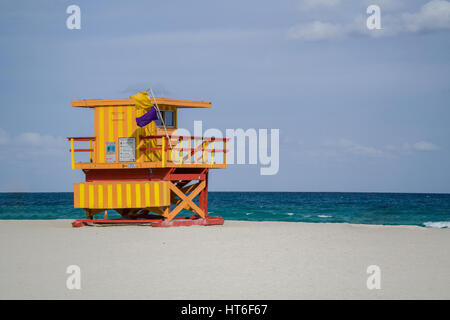 Art-Deco-Rettungsposten punktieren die Landschaft von Miami Beach, Florida in der South Beach Gegend an einem sonnigen Sommertag Stockfoto