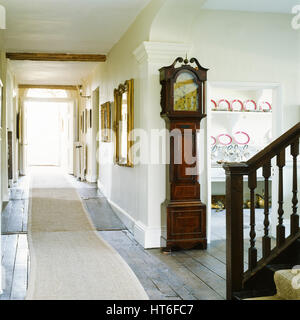 Standuhr im Flur. Stockfoto