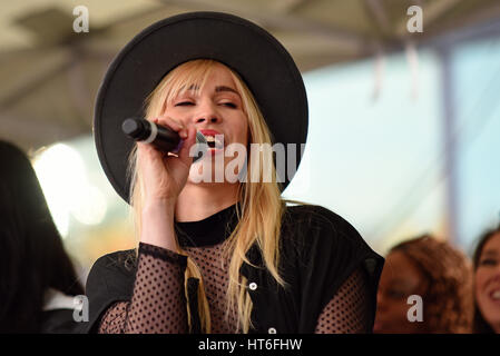 Natasha Bedingfield singen auf dem Marsch 4 Frauen am internationalen Tag der Frauen von CARE International organisiert und durchgeführt in The Scoop, Rathaus, London Stockfoto