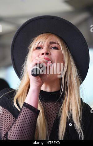 Natasha Bedingfield singen auf dem Marsch 4 Frauen am internationalen Tag der Frauen von CARE International organisiert und durchgeführt in The Scoop, Rathaus, London Stockfoto