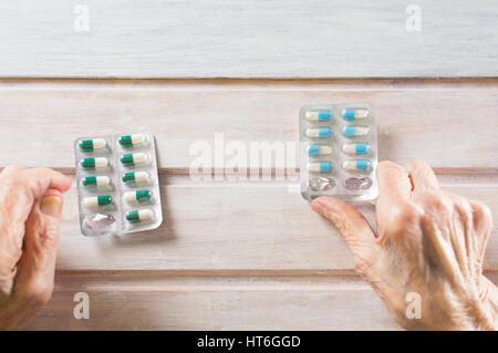 Ältere Frau, die Kommissionierung ihrer heute medizinischen pills Stockfoto