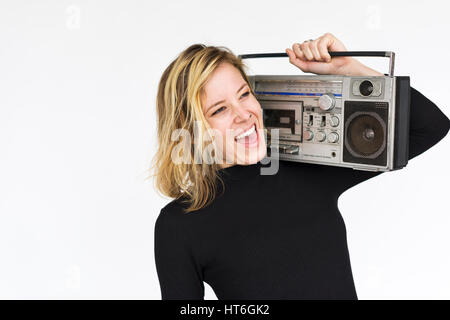 Frau lächelnd Glück Musik Radio Konzept Stockfoto