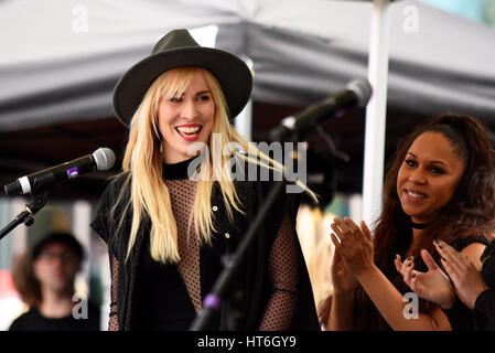 Natasha Bedingfield singen auf dem Marsch 4 Frauen am internationalen Tag der Frauen von CARE International organisiert und durchgeführt in The Scoop, Rathaus, London Stockfoto