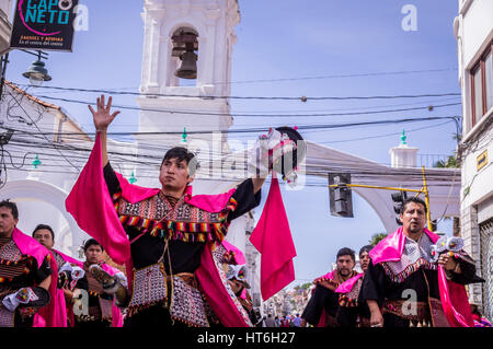 Sucre, Bolivien am 12. September 2015: Tänzer in bunten Kleidern vor Kolonialbauten in der Fiesta De La Virgen Guadalupe Stockfoto