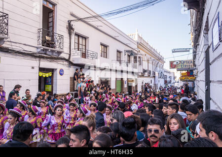 Sucre, Bolivien am 12. September 2015: Full-Straße im Zentrum von Sucre bei Parade mit Bolivianer in Kostümen auf das jährliche fest zu Ehren der Virg Stockfoto