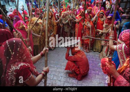 Mathura, Indien. 7. März 2017. Indisch-hinduistischen Anhänger nehmen Teil an dem jährlichen Lathmar Holi-Festival in Nandgaon Dorf, Mathura. Holi ist das hinduistische Frühlingsfest der Farben. In Barsana feiern die Menschen eine Variation von Holi Holi 'Lathmar', was bedeutet "schlagen mit Stöcken" genannt. Bildnachweis: Prabhat Kumar Verma/Pacific Press/Alamy Live-Nachrichten Stockfoto