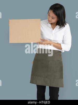 Frau mit Kork Board Kopie Raumkonzept Stockfoto