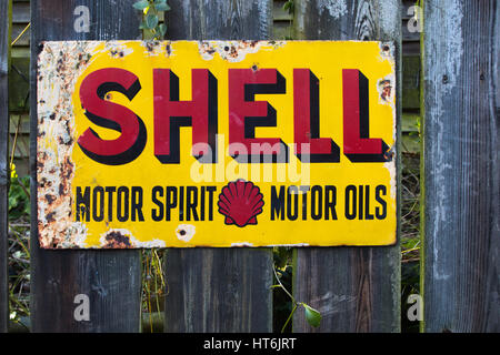 SHELL: Ein Blechschild Werbung Shell Motorenöle Stockfoto